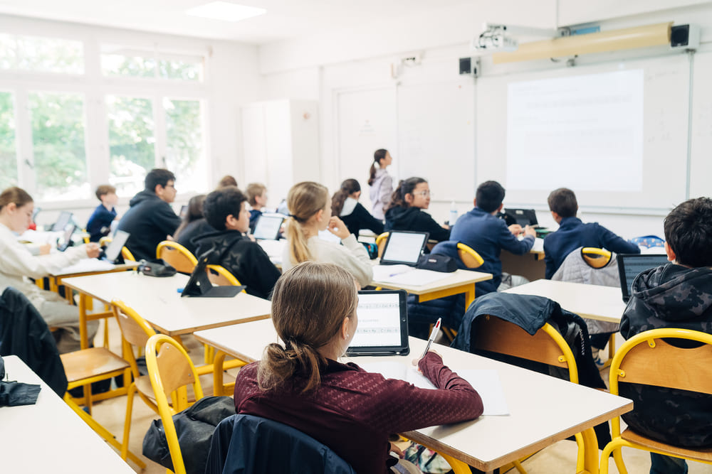 Temps d'echange en classe au college Sainte-Therese