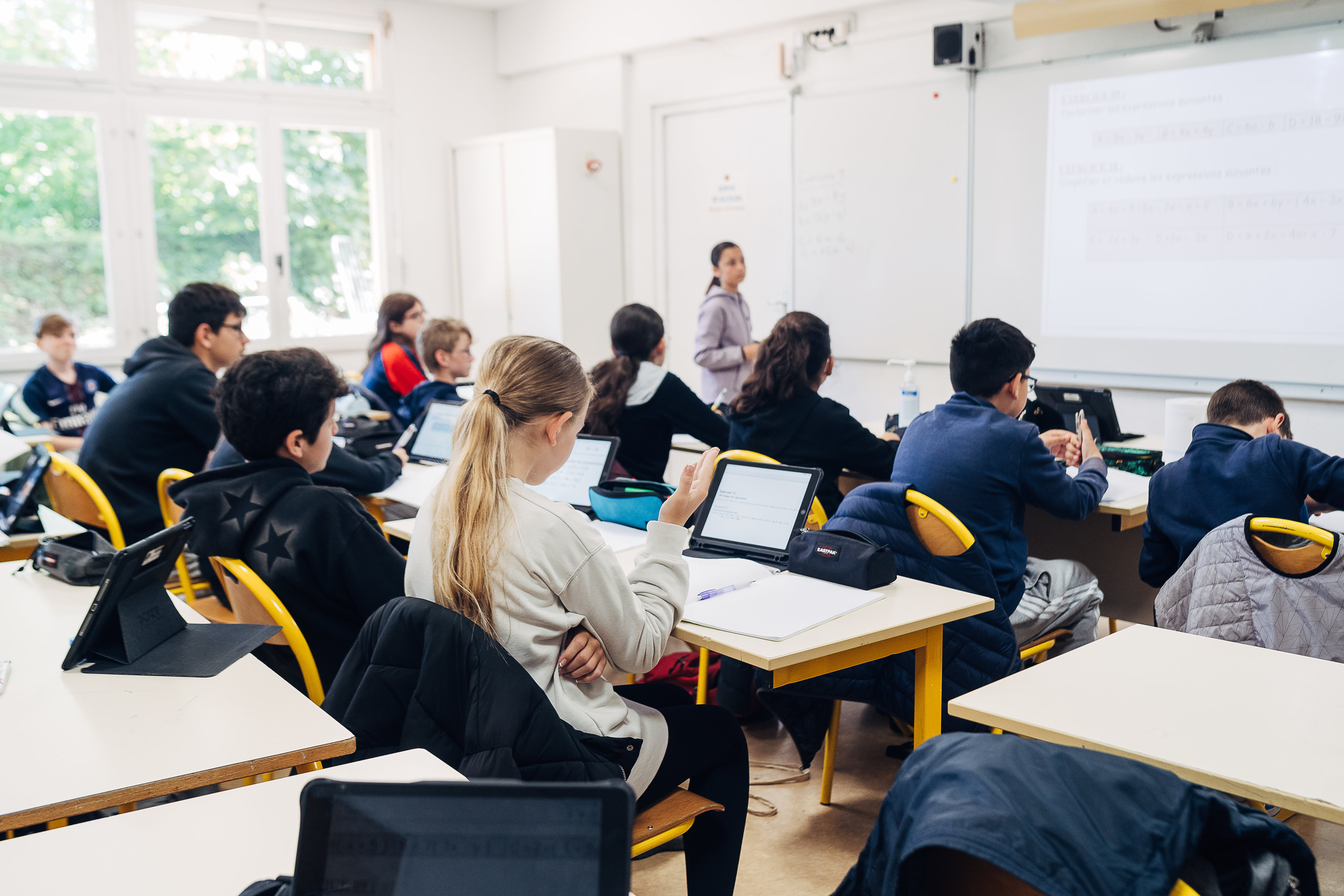 Classe de collège avec tablettes numériques