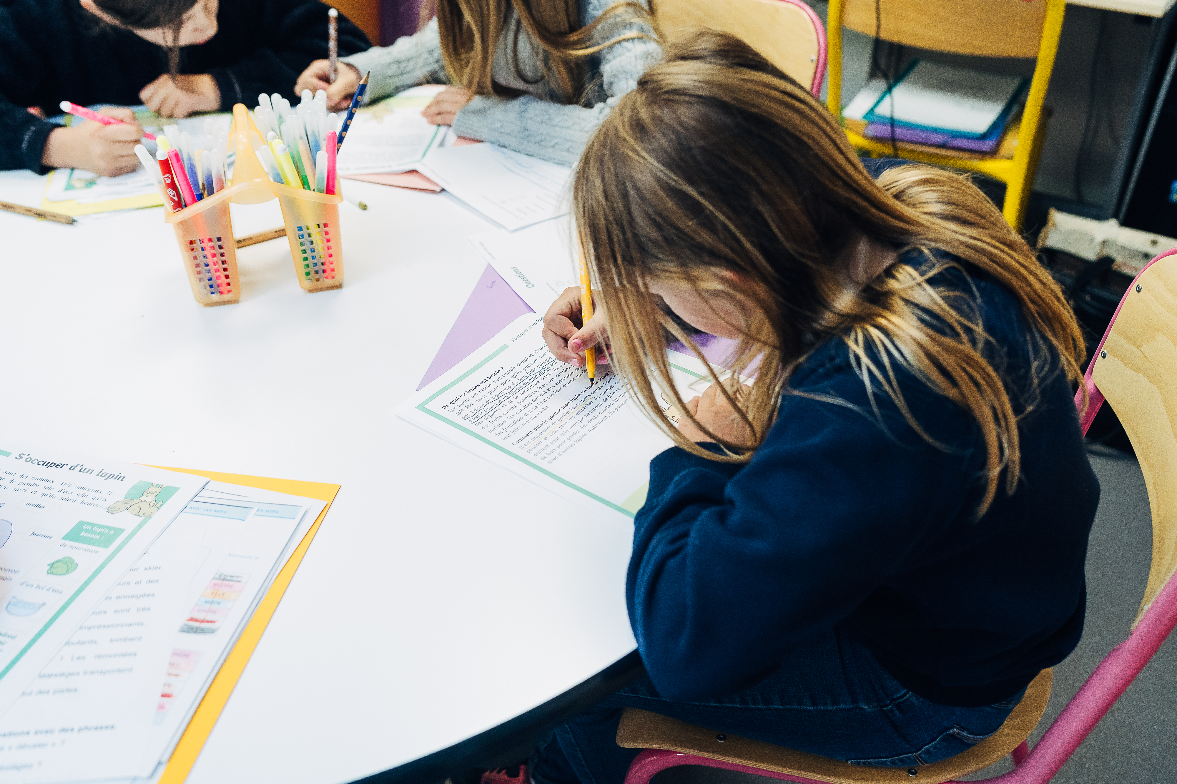 Élève d'école élémentaire en activité d'écriture
