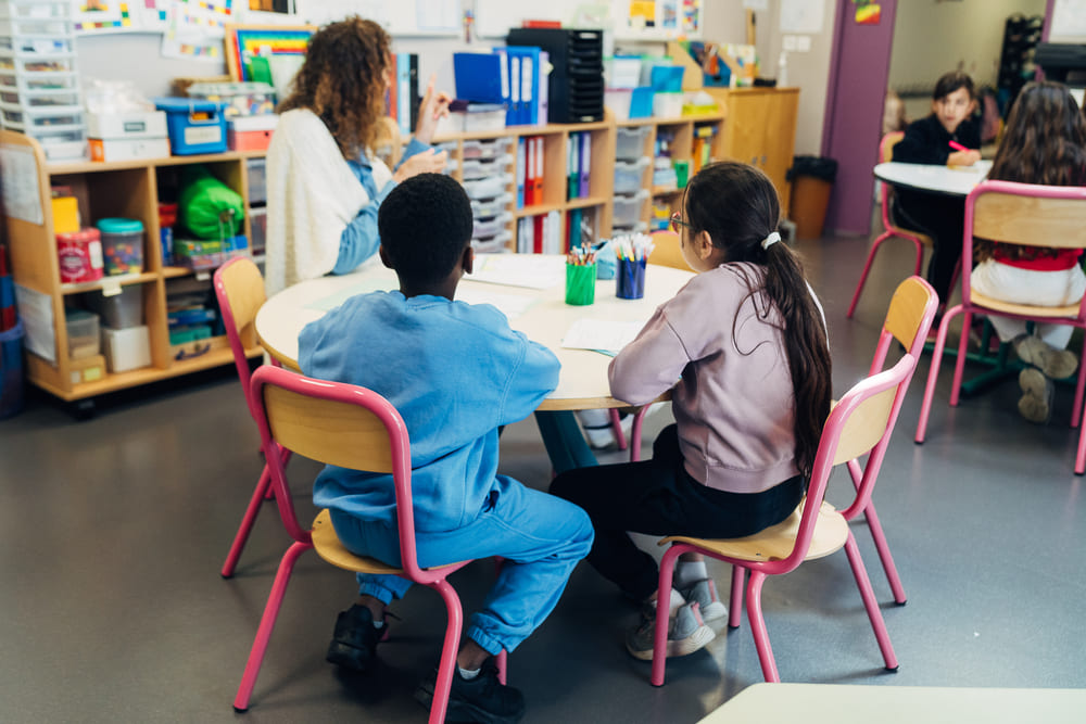 Eleve d'elementaire au travail sur un exercice de mathematiques