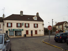 Maison a la porte rouge face au cafe de la gare en 1945