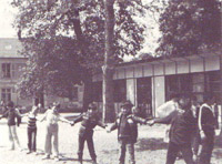Eleves dans la cour de l'etablissement Sainte-Therese en 1984