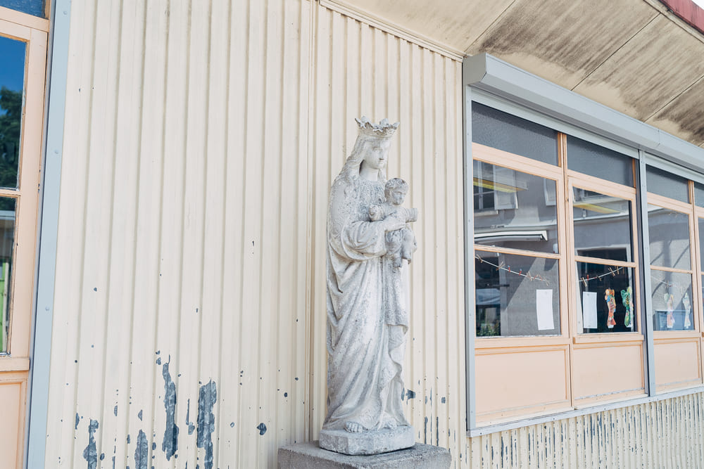 Statue mariale dans l'établissement
